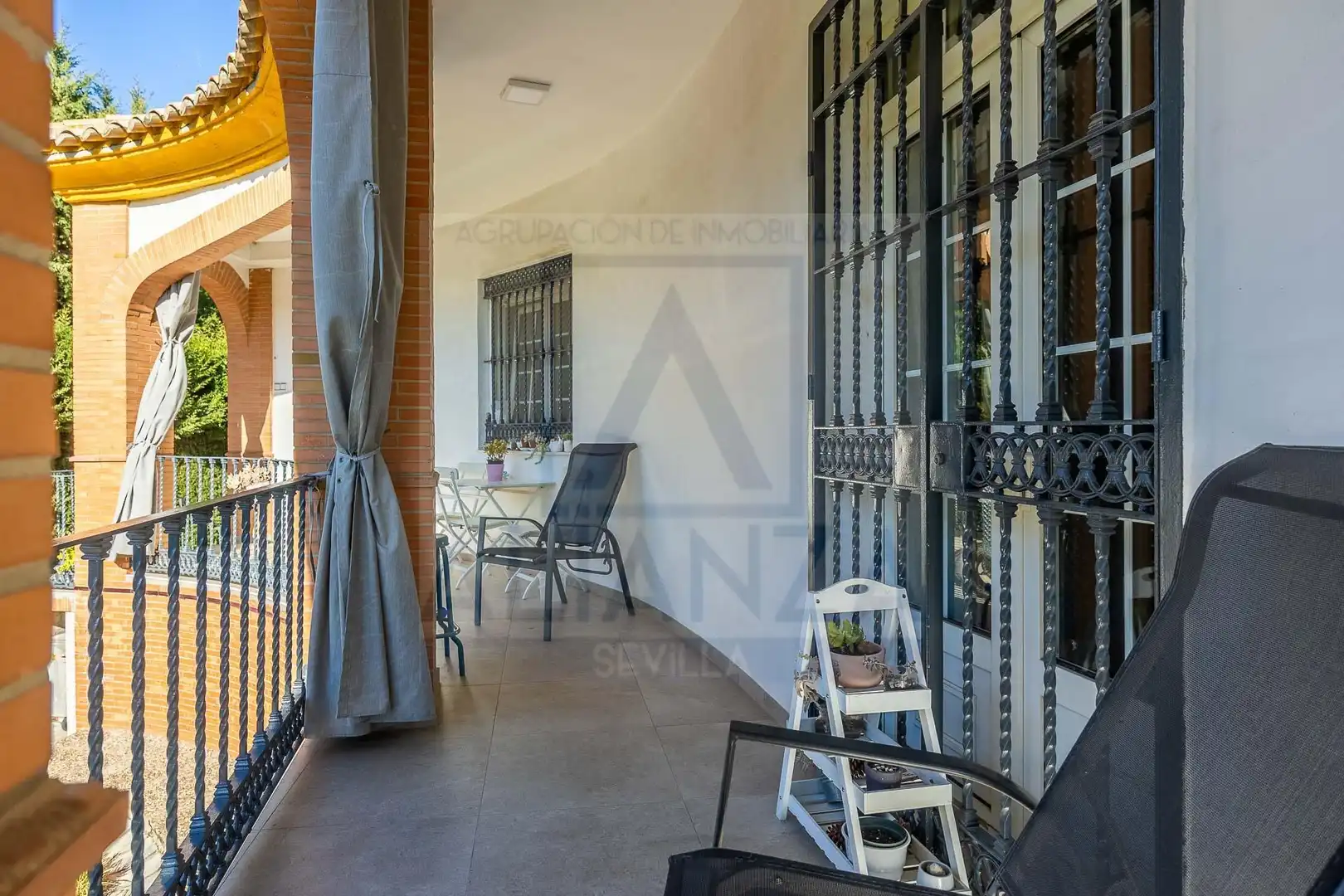 Balcony of Houses for sale in Valencina de la Concepción  with Air Conditioner, Private garden and Community pool