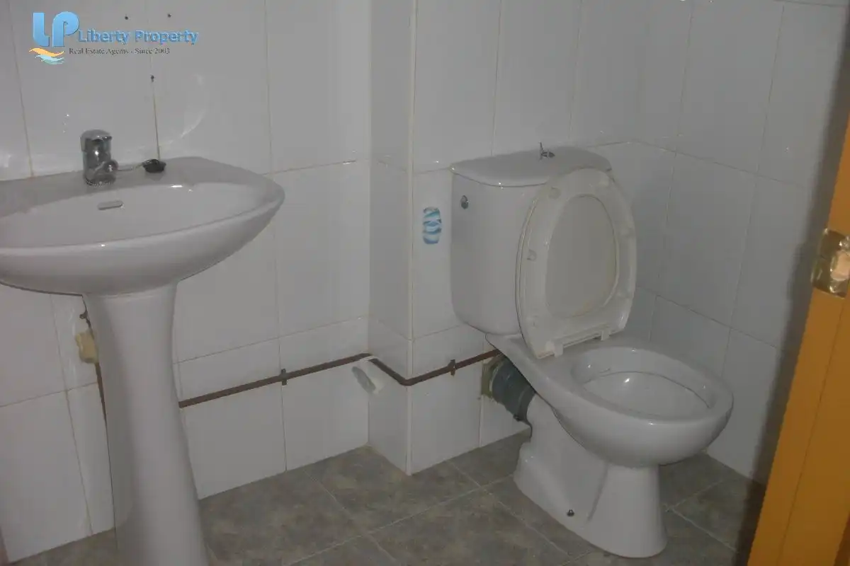 Badezimmer von Fabrikhallen zur Miete in Cubelles