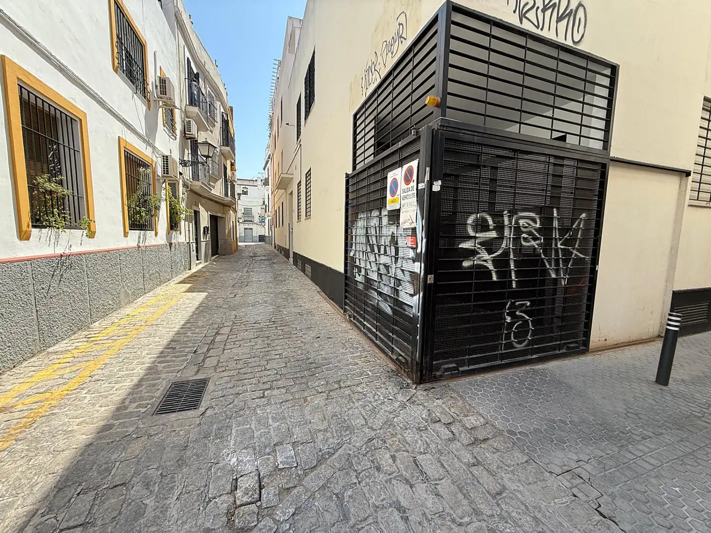 Vista exterior de Garatge en venda en Sevilla