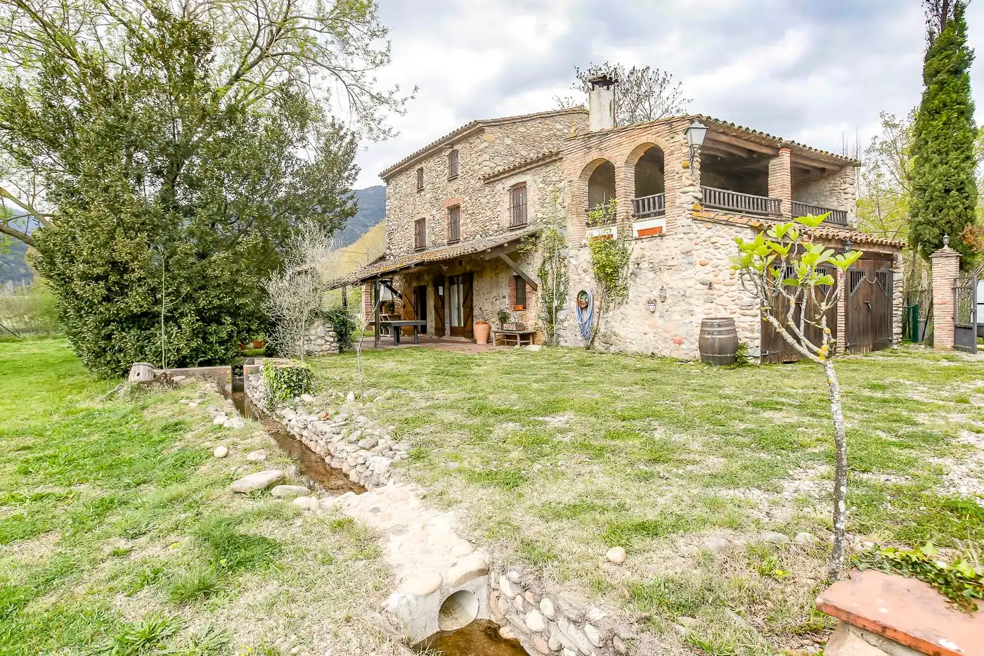 Vista exterior de Finca rústica en venda en La Cellera de Ter amb Jardí privat i Terrassa