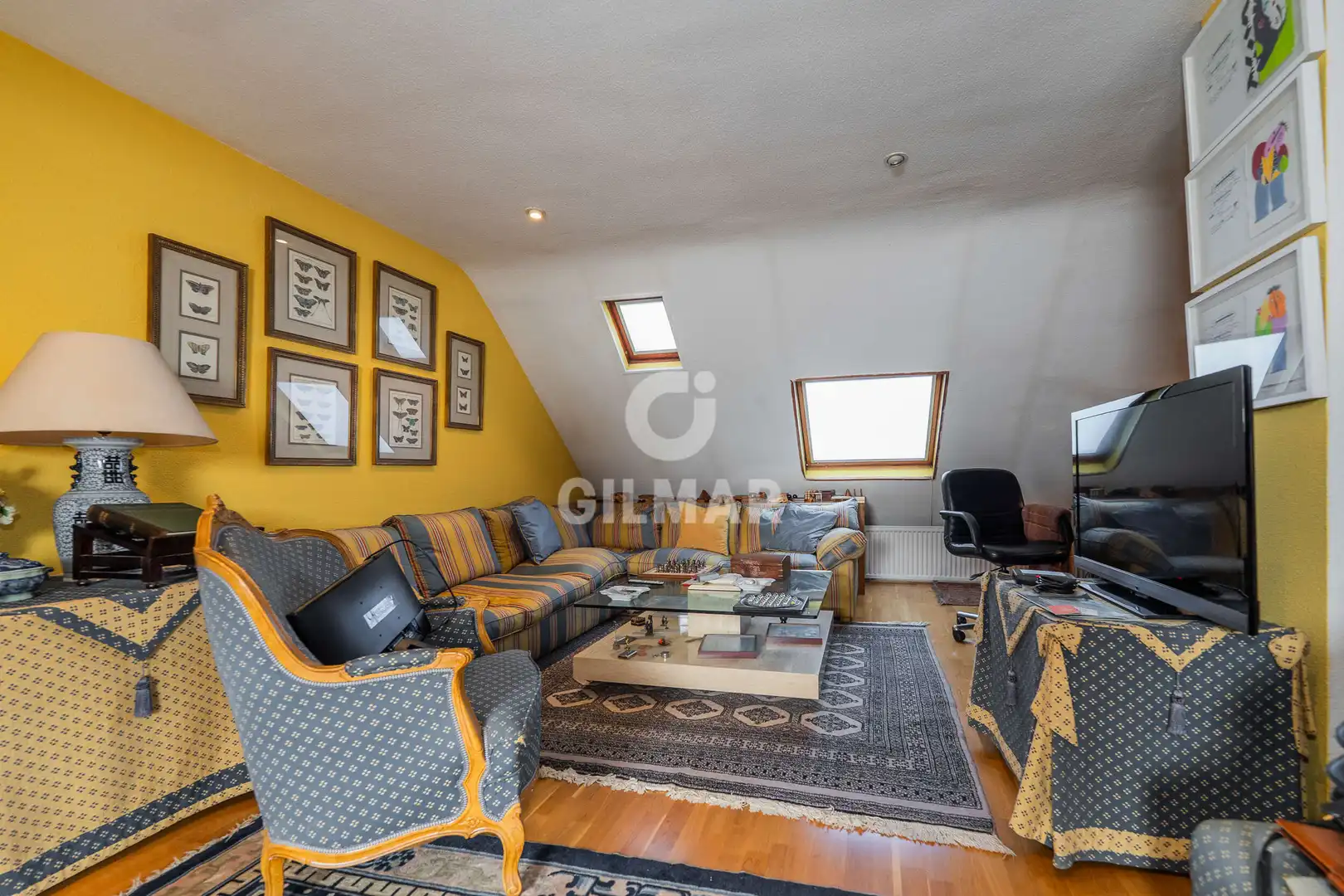 Wohnzimmer von Einfamilien-Reihenhaus zum Verkauf in Pozuelo de Alarcón mit Heizung, Privatgarten und Schwimmbad