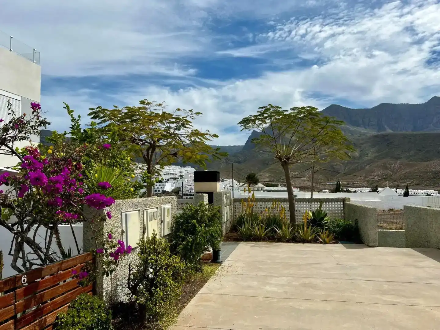 Vista exterior de Casa adosada en venda en Agaete amb Piscina i Balcó