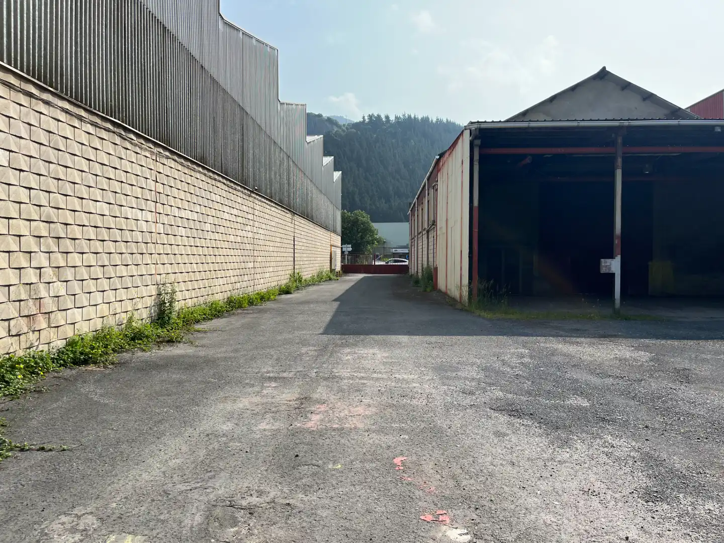 Außenansicht von Fabrikhallen zum Verkauf in Orozko