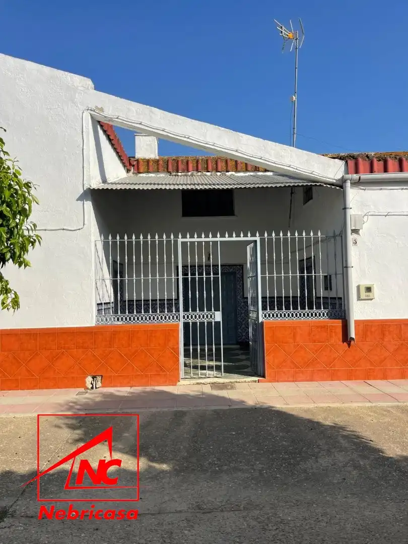 Vista exterior de Casa o xalet en venda en Las Cabezas de San Juan amb Aire condicionat