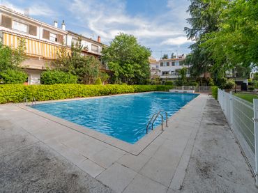 Casa aparellada amb balcó en venda a Calle de Mercedes de la Cadiniere