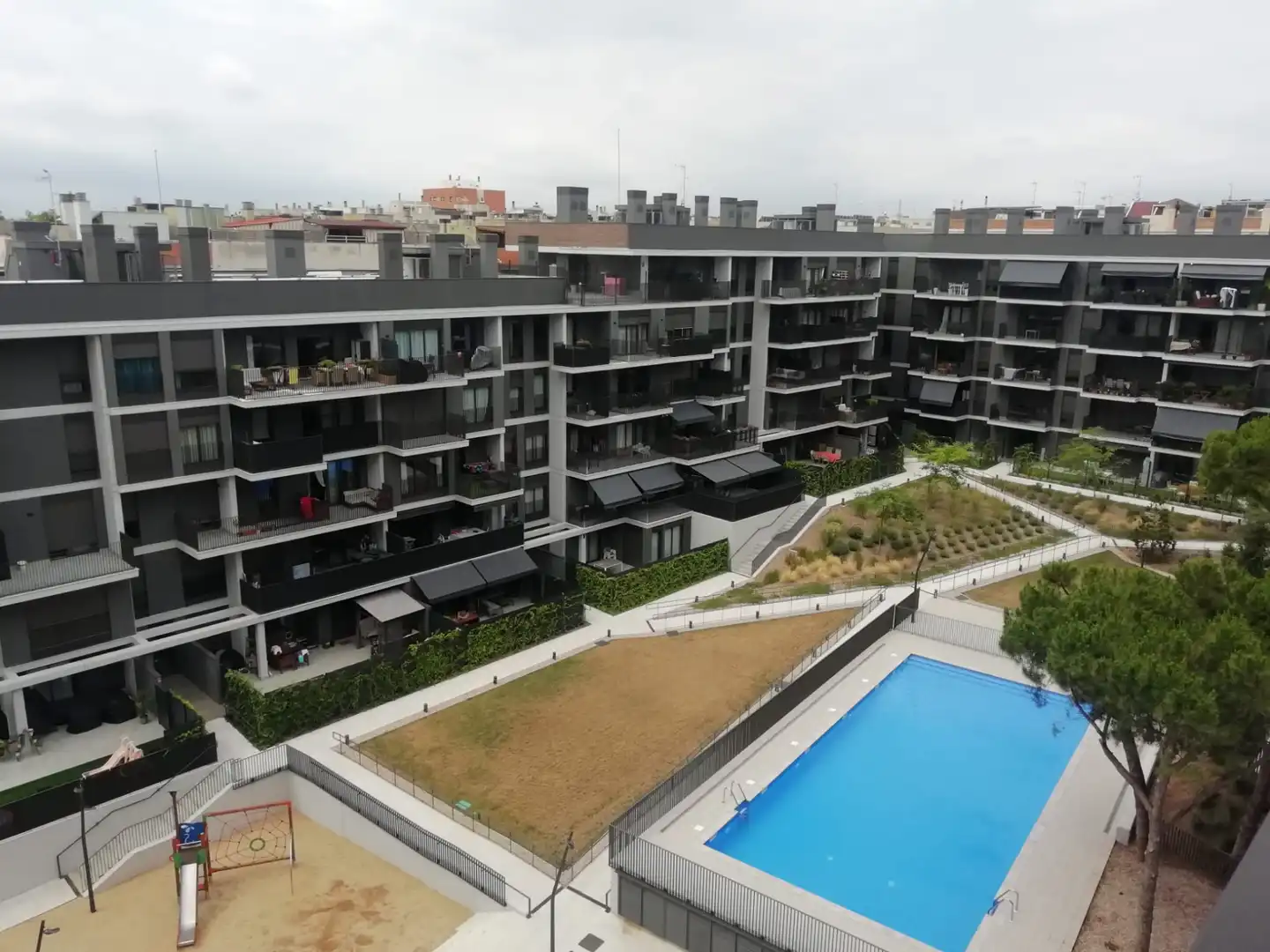 Außenansicht von Wohnung zum Verkauf in Terrassa mit Klimaanlage, Heizung und Parkett