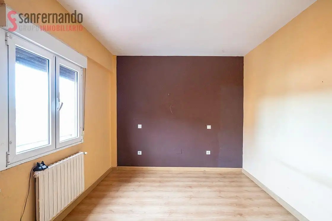 Habitación de Piso en venta en Torrelavega  con Calefacción y Balcón