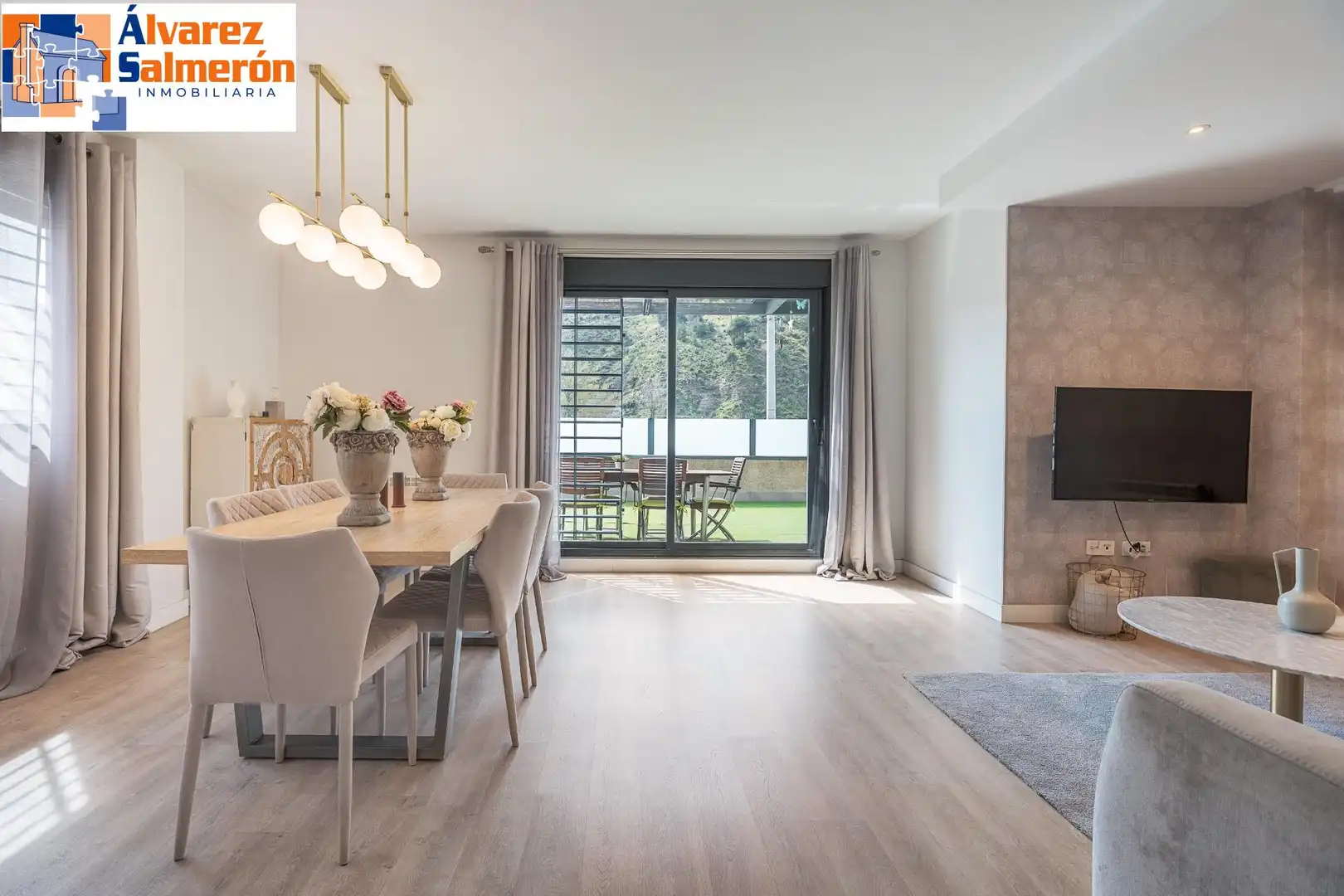 Esszimmer von Einfamilien-Reihenhaus zum Verkauf in Granada mit Privatgarten und Balkon