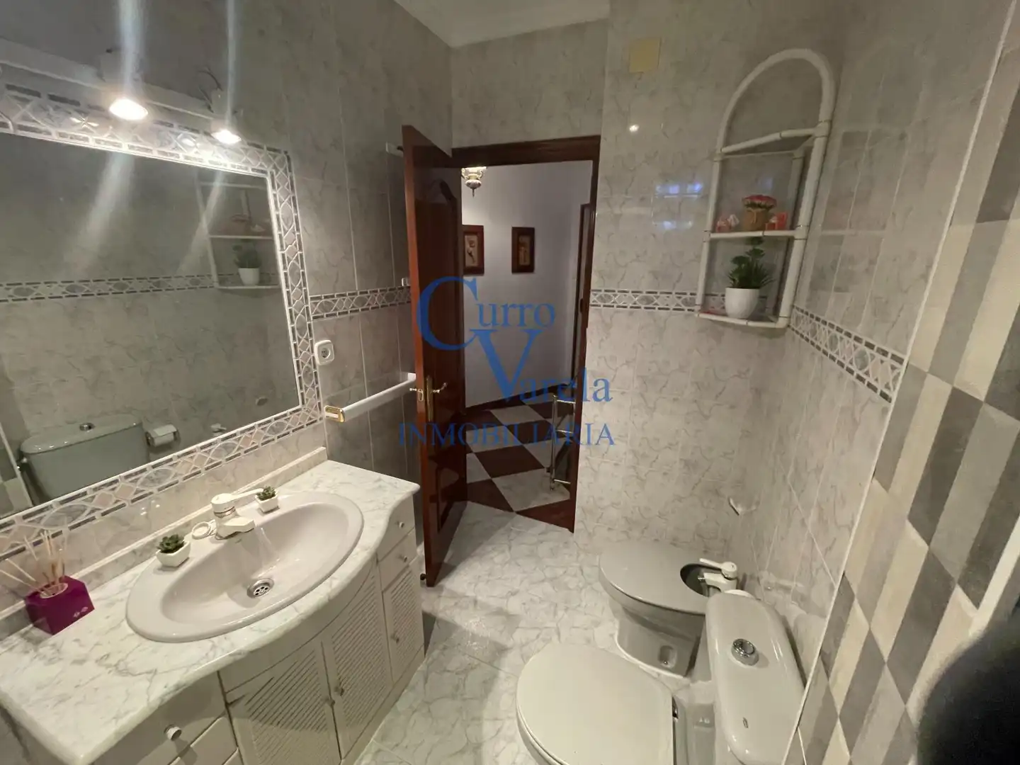 Bathroom of Flat for sale in Sevilla  with Air Conditioner, Heating and Terrace