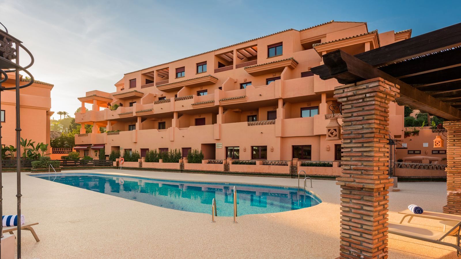 Exterior view of Flat for sale in Benahavís  with Air Conditioner, Terrace and Furnished