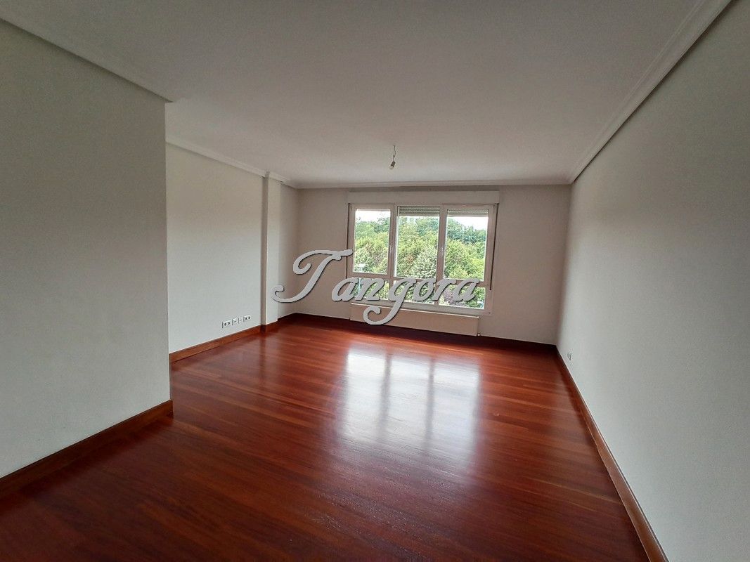 Living room of Flat to rent in Etxebarri  with Heating, Parquet flooring and Terrace