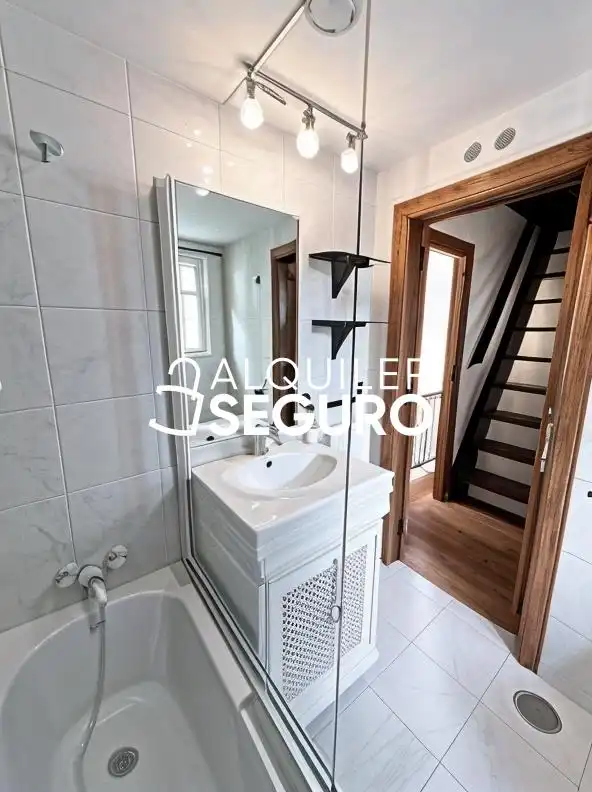 Bathroom of Houses for rent in Madrid  with Heating, Terrace and Storage room