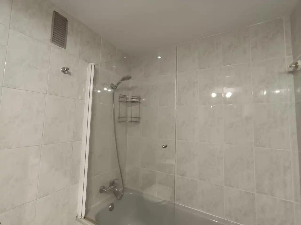 Baño de Ático de alquiler en Madrid con Aire acondicionado, Calefacción y Terraza
