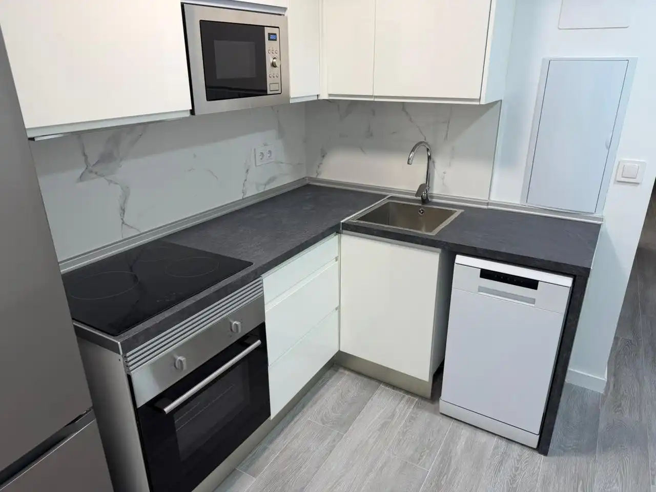 Cuina de Planta baixa de lloguer en Madrid amb Aire condicionat i Moblat
