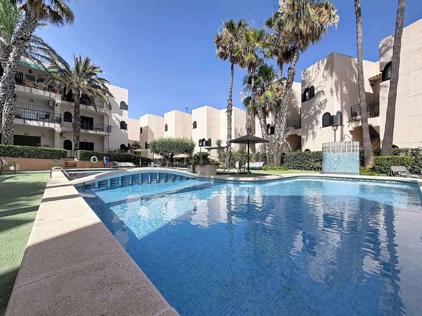 Piscina de Apartamento en venta en Torrevieja con Aire acondicionado y Piscina comunitaria