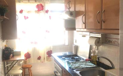 Cuina de Pis en venda en Cornellà de Llobregat amb Aire condicionat, Parquet i Moblat