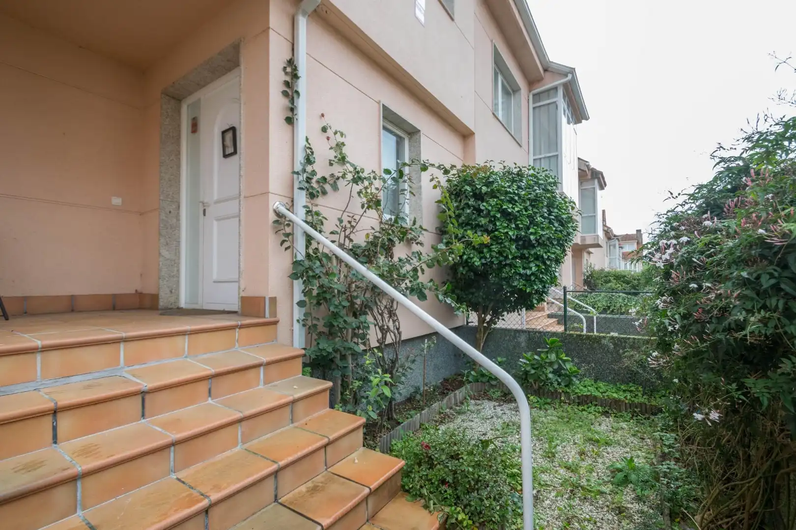 Vista exterior de Casa adosada en venta en Oleiros con Calefacción, Jardín privado y Parquet