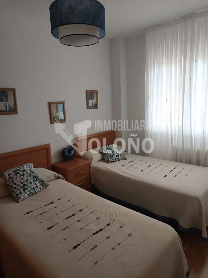 Dormitori de Apartament en venda en Castañares de Rioja amb Calefacció, Moblat i Forn