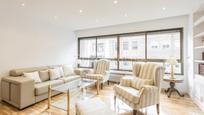 Sala d'estar de Apartament en venda en  Madrid Capital amb Jardí privat