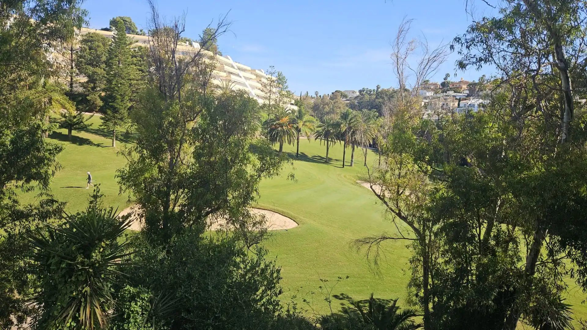 Vista exterior de Casa adosada en venda en Benalmádena amb Terrassa, Moblat i Piscina comunitària