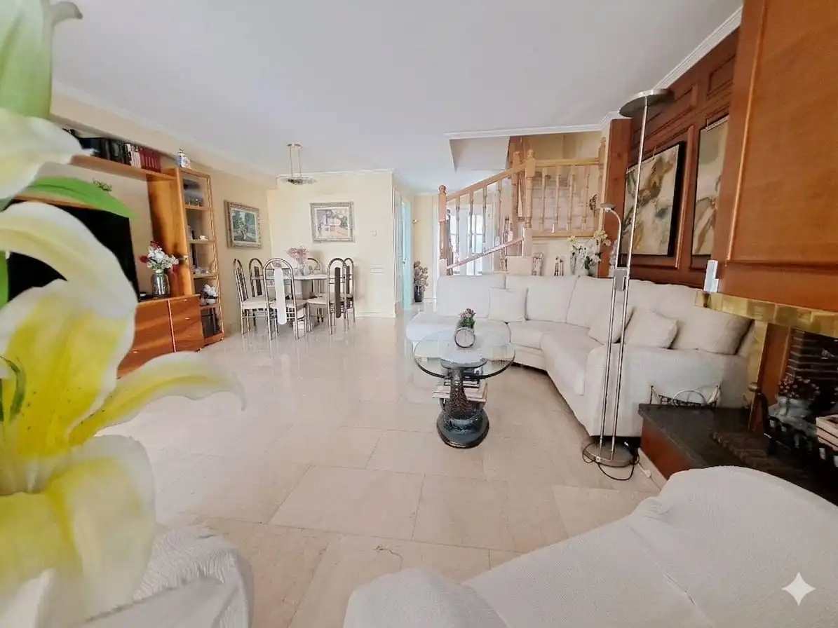 Wohnzimmer von Einfamilien-Reihenhaus zum Verkauf in Rubí mit Klimaanlage, Heizung und Terrasse