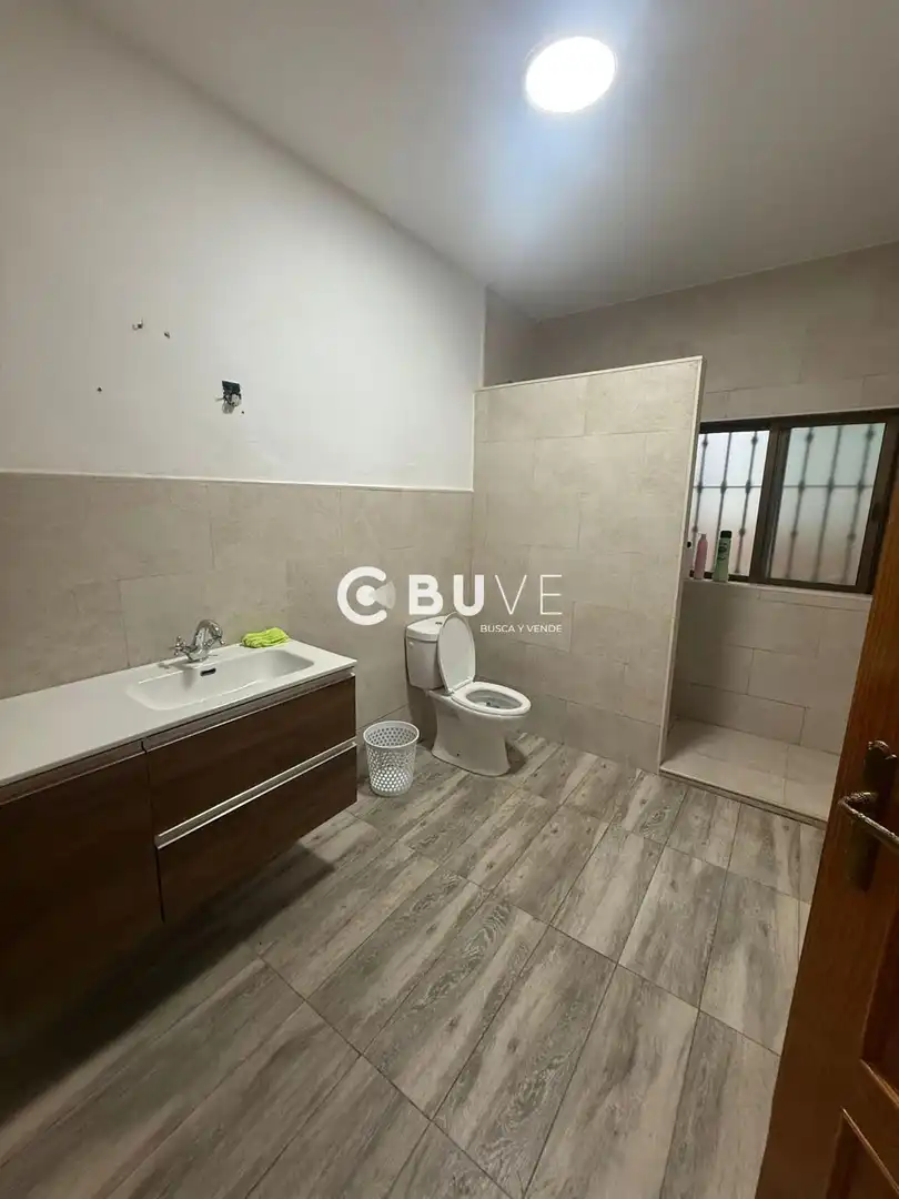 Baño de Casa adosada en venta en Isla Mayor con Aire acondicionado, Calefacción y Trastero