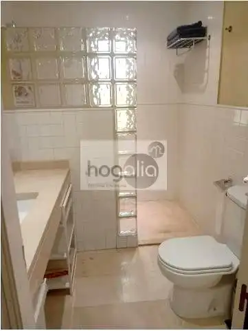 Badezimmer von Erdgeschoss zur Miete in Sevilla mit Klimaanlage, Terrasse und Möbliert