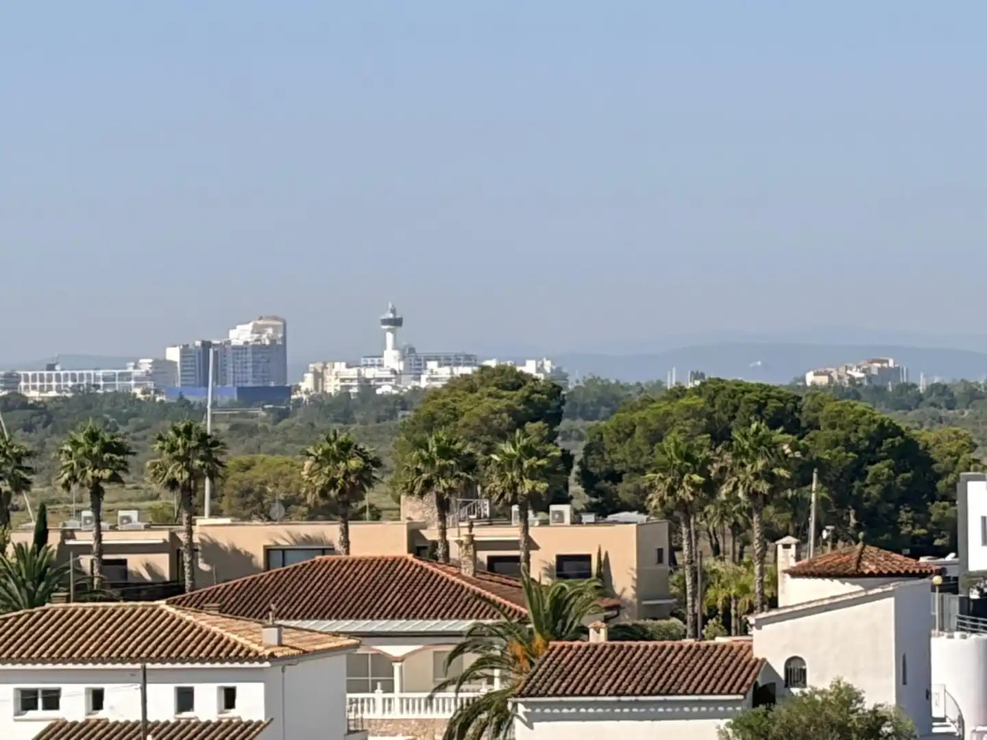 Vista exterior de Estudi en venda en Roses amb Calefacció, Terrassa i Moblat