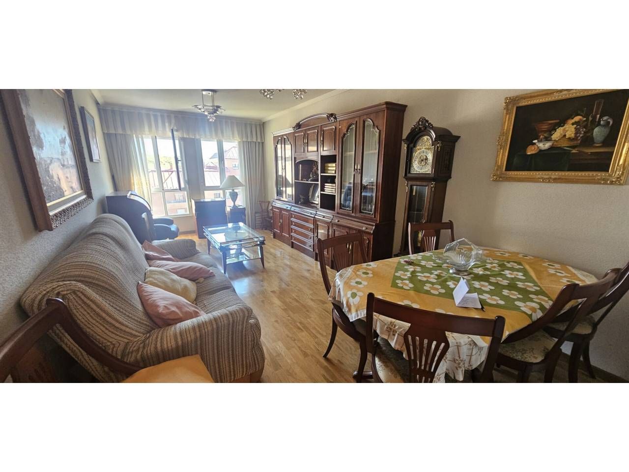 Vista exterior de Apartament en venda en León Capital  amb Calefacció, Parquet i Traster