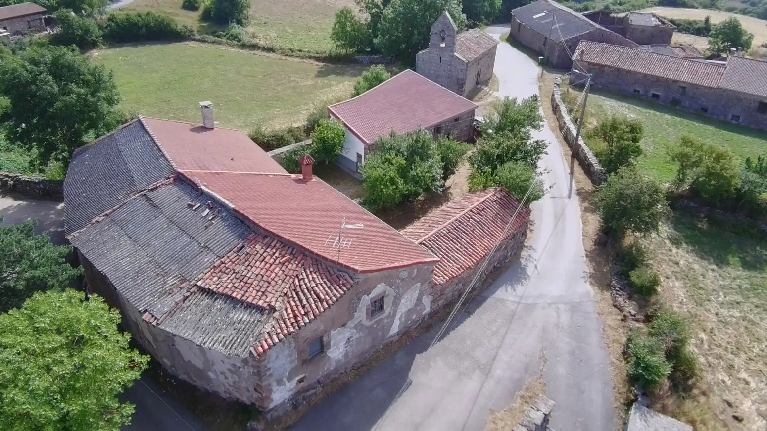Vista exterior de Casa adosada en venda en Valdeolea amb Jardí privat