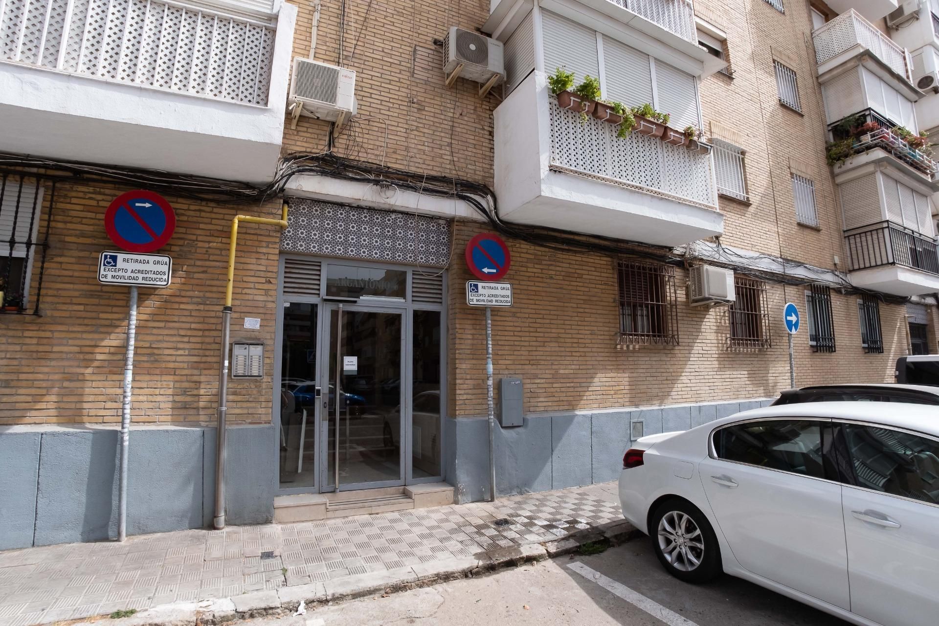 Exterior view of Planta baja for sale in  Sevilla Capital