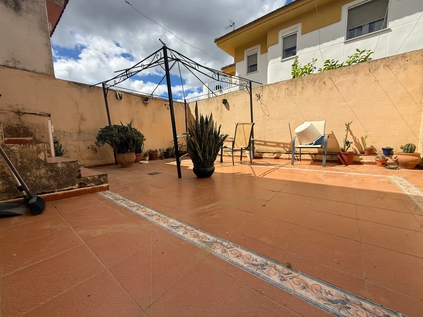 Terrasse von Einfamilien-Reihenhaus zum Verkauf in Aljaraque mit Klimaanlage, Heizung und Privatgarten