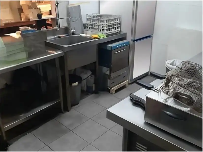 Business premises for transfer in Carrer de Cabestany 12, imagen 3