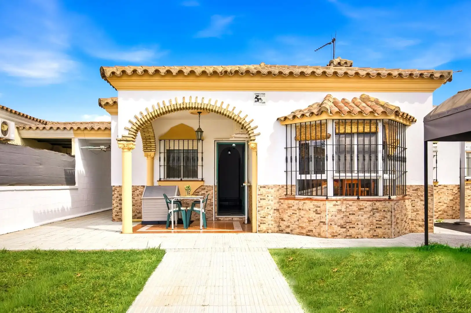 Vista exterior de Casa o xalet en venda en Chiclana de la Frontera amb Aire condicionat, Jardí privat i Terrassa