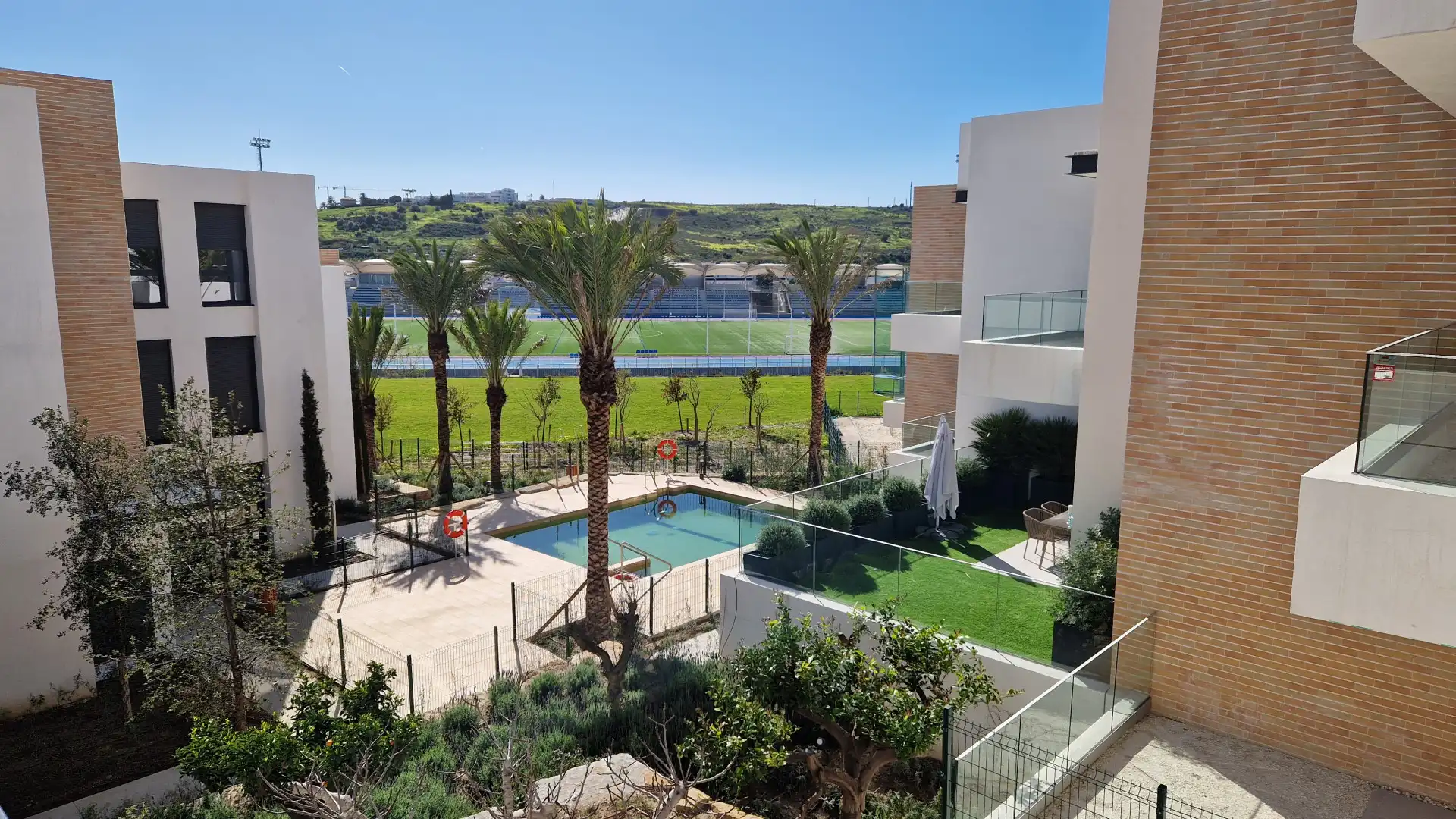 Schwimmbecken von Erdgeschoss zum Verkauf in Estepona mit Klimaanlage, Privatgarten und Terrasse