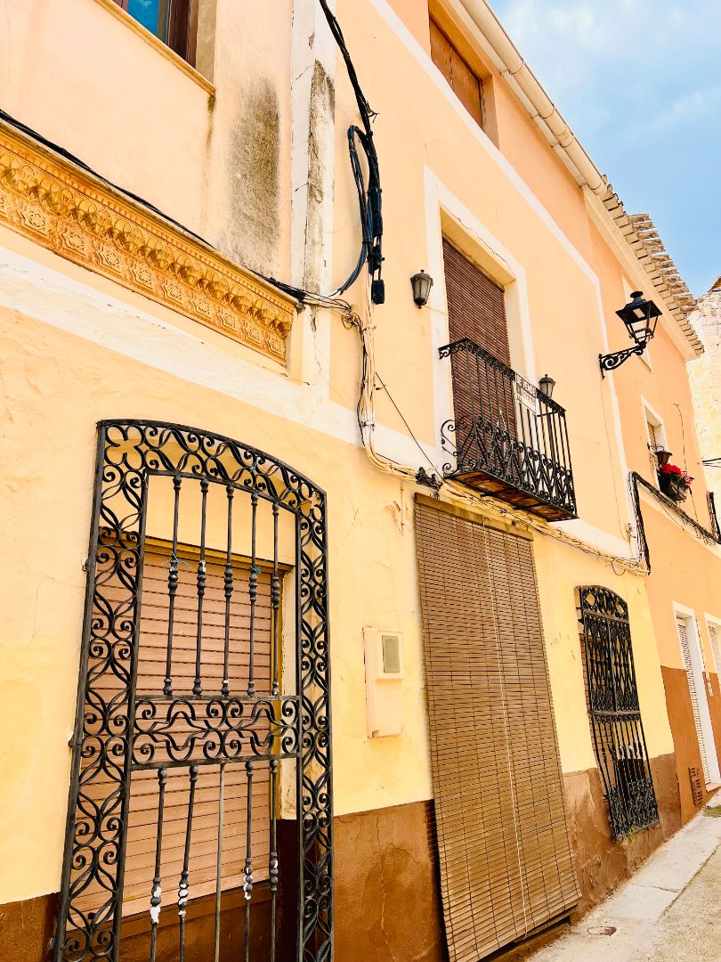 Vista exterior de Casa adosada en venda en Caudete amb Terrassa