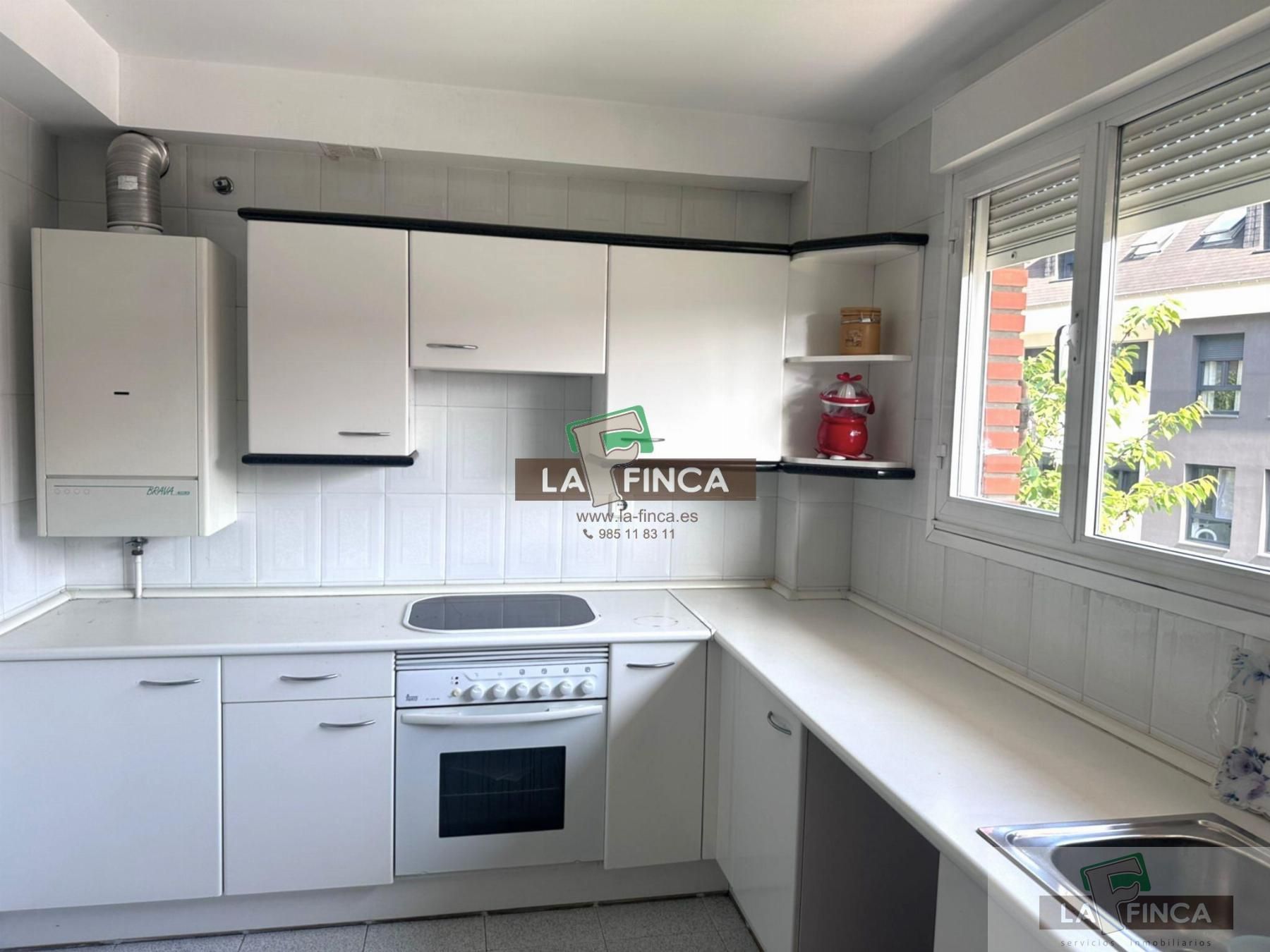Cocina de Casa o chalet en venta en Oviedo  con Calefacción, Parquet y Terraza