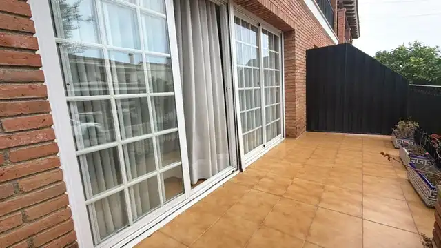Terrasse von Einfamilien-Reihenhaus zum Verkauf in Vilassar de Dalt mit Klimaanlage, Heizung und Privatgarten