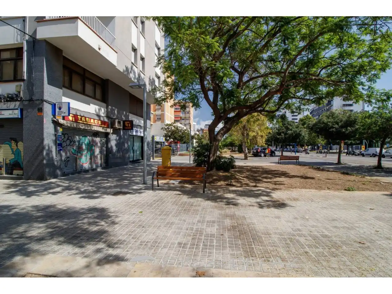 Vista exterior de Oficina en venda en L'Hospitalet de Llobregat amb Calefacció