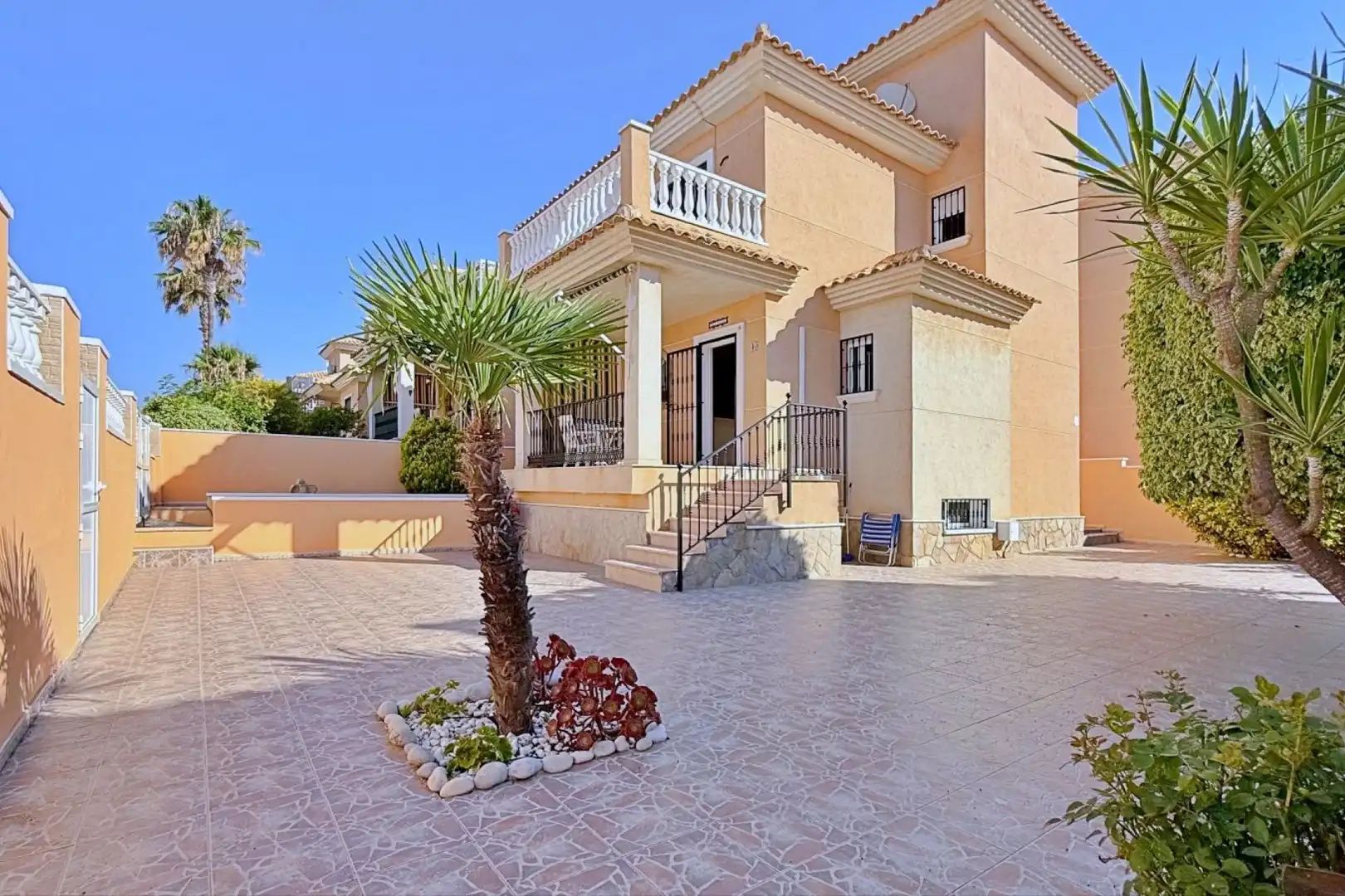 Vista exterior de Casa o xalet en venda en Orihuela amb Calefacció, Jardí privat i Terrassa