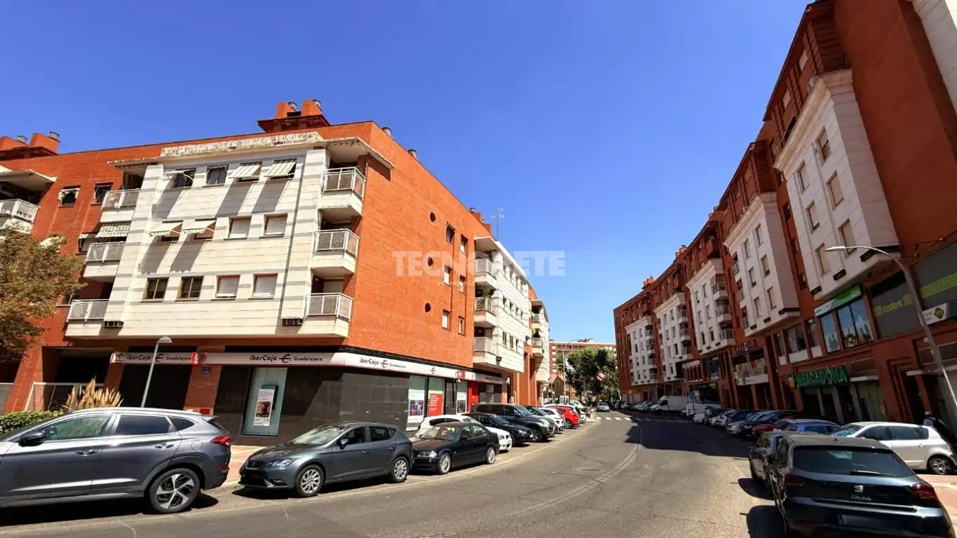 Vista exterior de Piso en venta en Guadalajara con Calefacción y Balcón