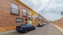 Vista exterior de Casa adosada en venda en Novés amb Jardí privat