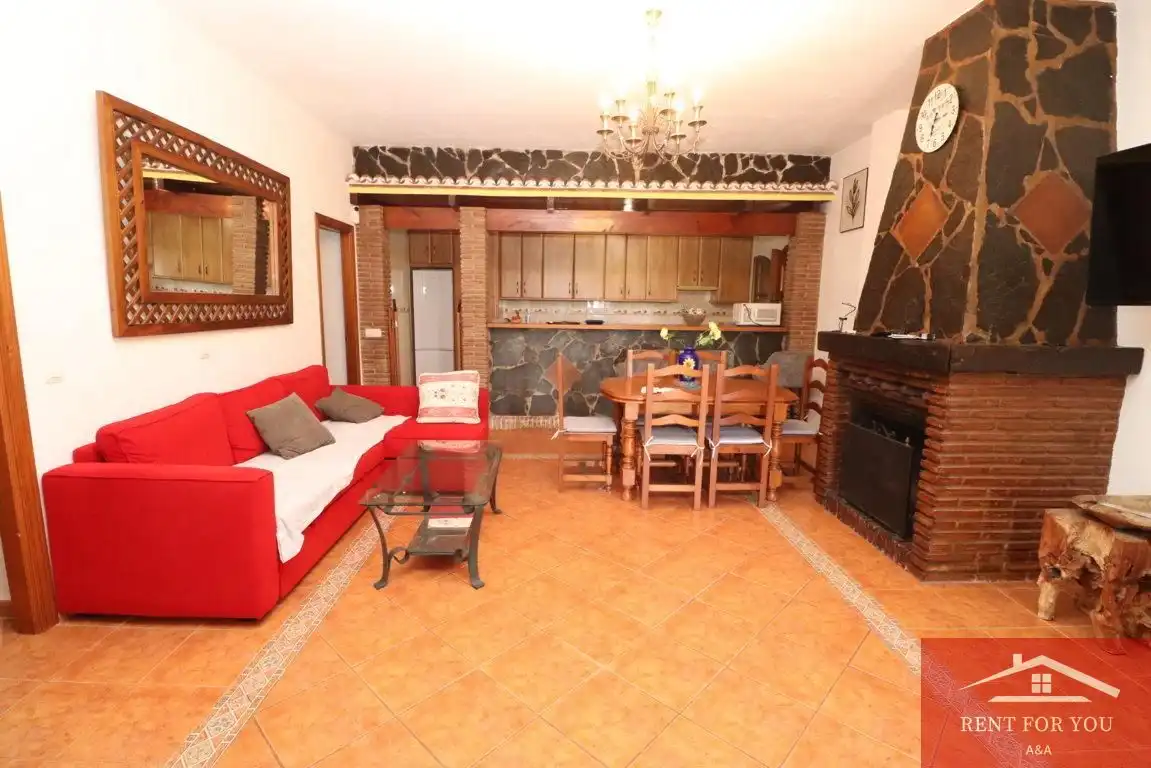 Sala d'estar de Casa o xalet de lloguer en Alozaina amb Aire condicionat, Jardí privat i Piscina