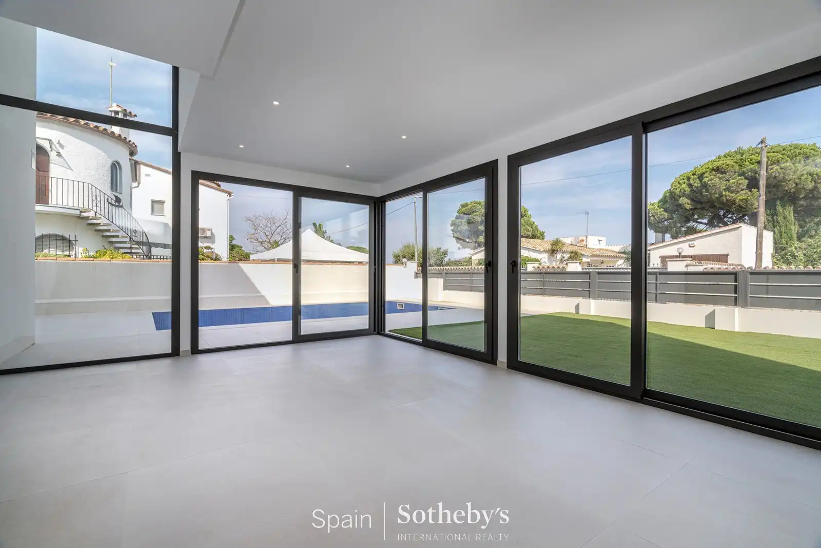 Casa pareada con piscina en venta en Carrer Requesens, imagen 6