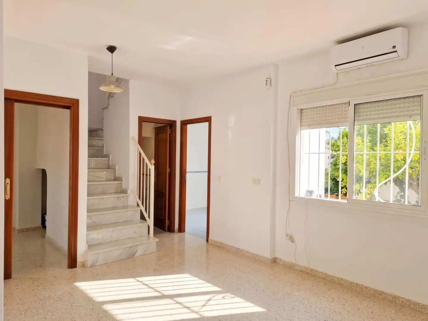 Casa adosada en venda en Umbrete amb Aire condicionat, Calefacció i Jardí privat