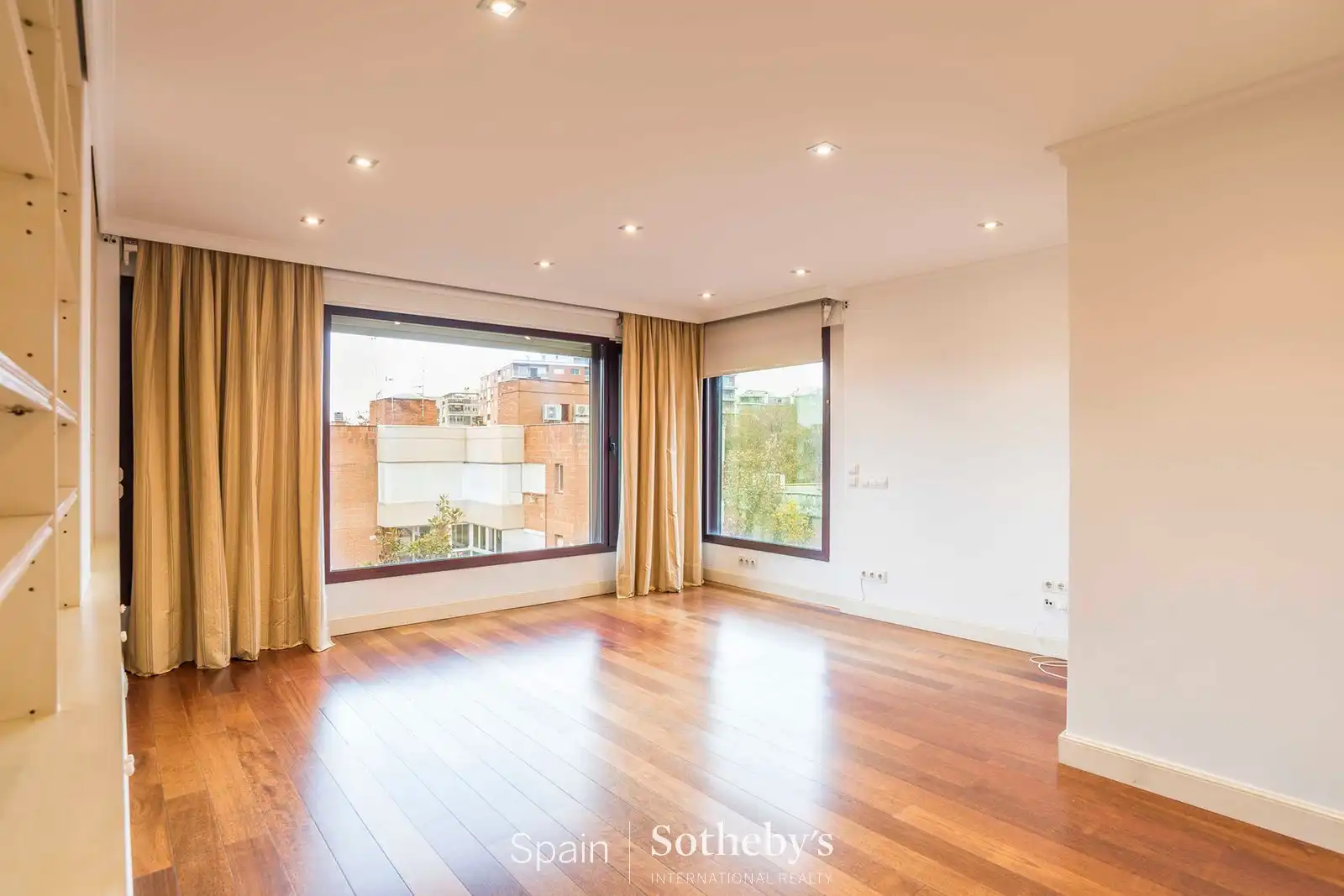 Vista exterior de Dúplex de alquiler en Madrid con Aire acondicionado, Calefacción y Trastero