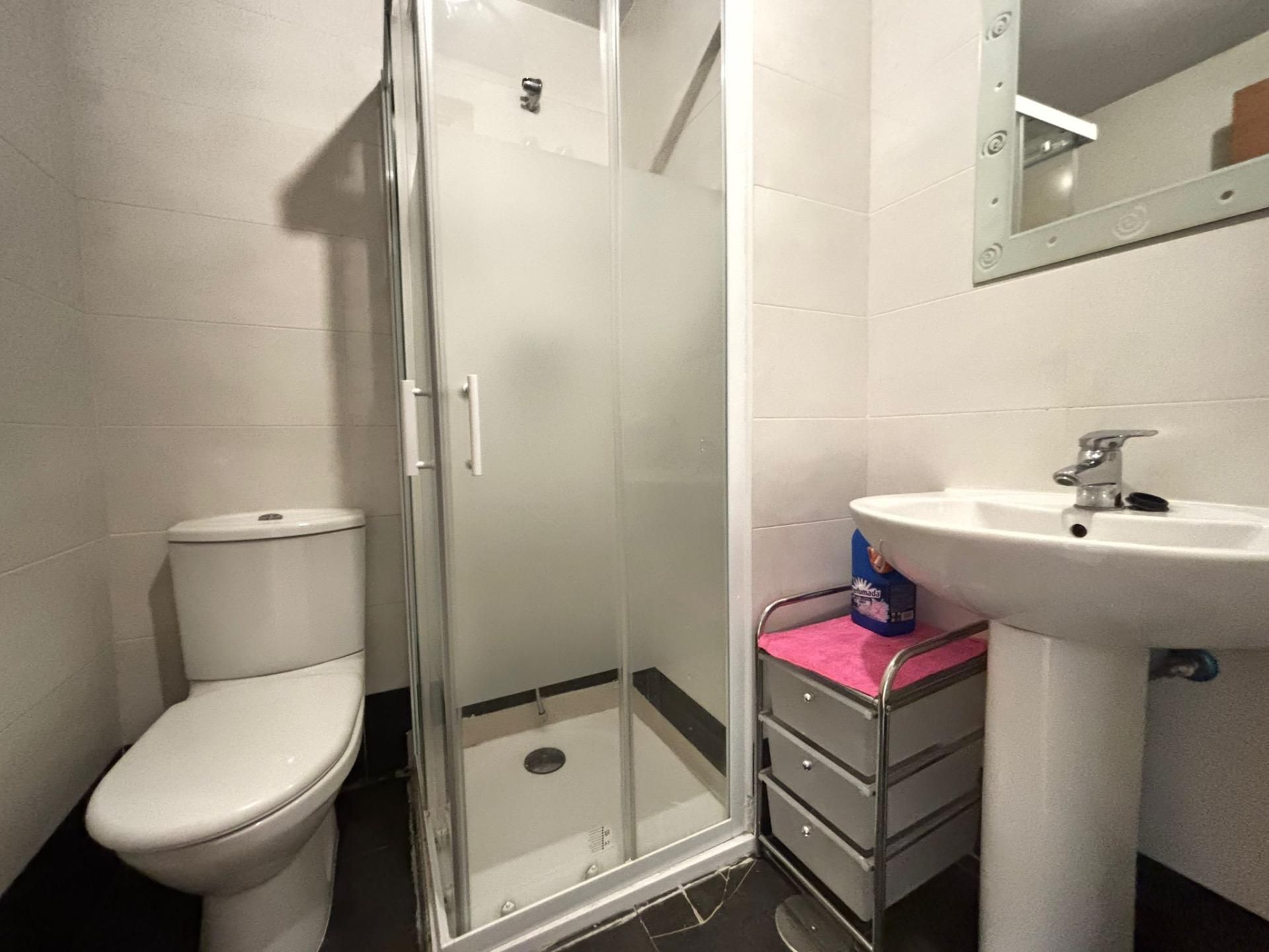 Bathroom of Flat to share in  Granada Capital