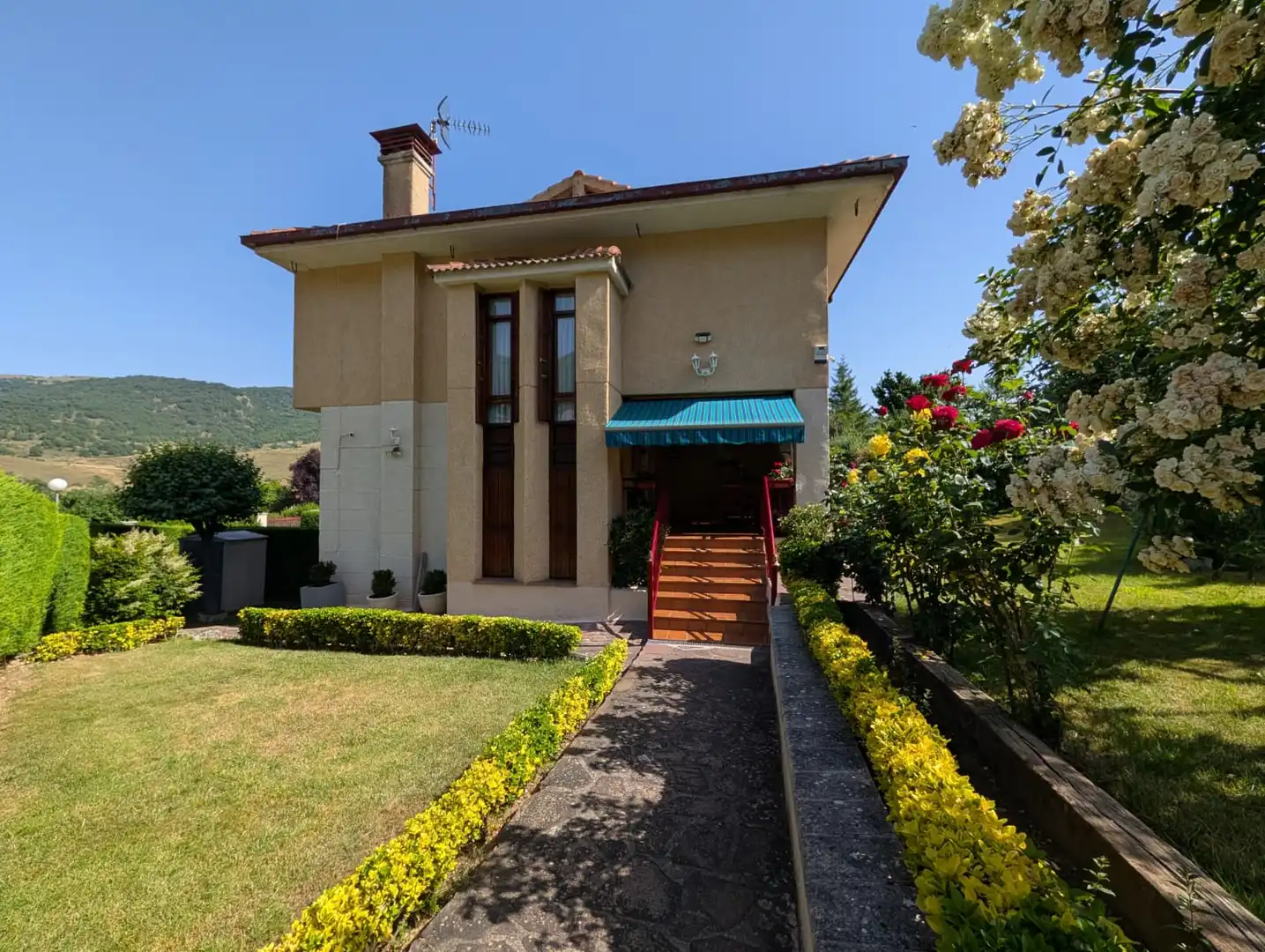 Außenansicht von Haus oder Chalet zum Verkauf in Zorraquín mit Heizung, Privatgarten und Terrasse