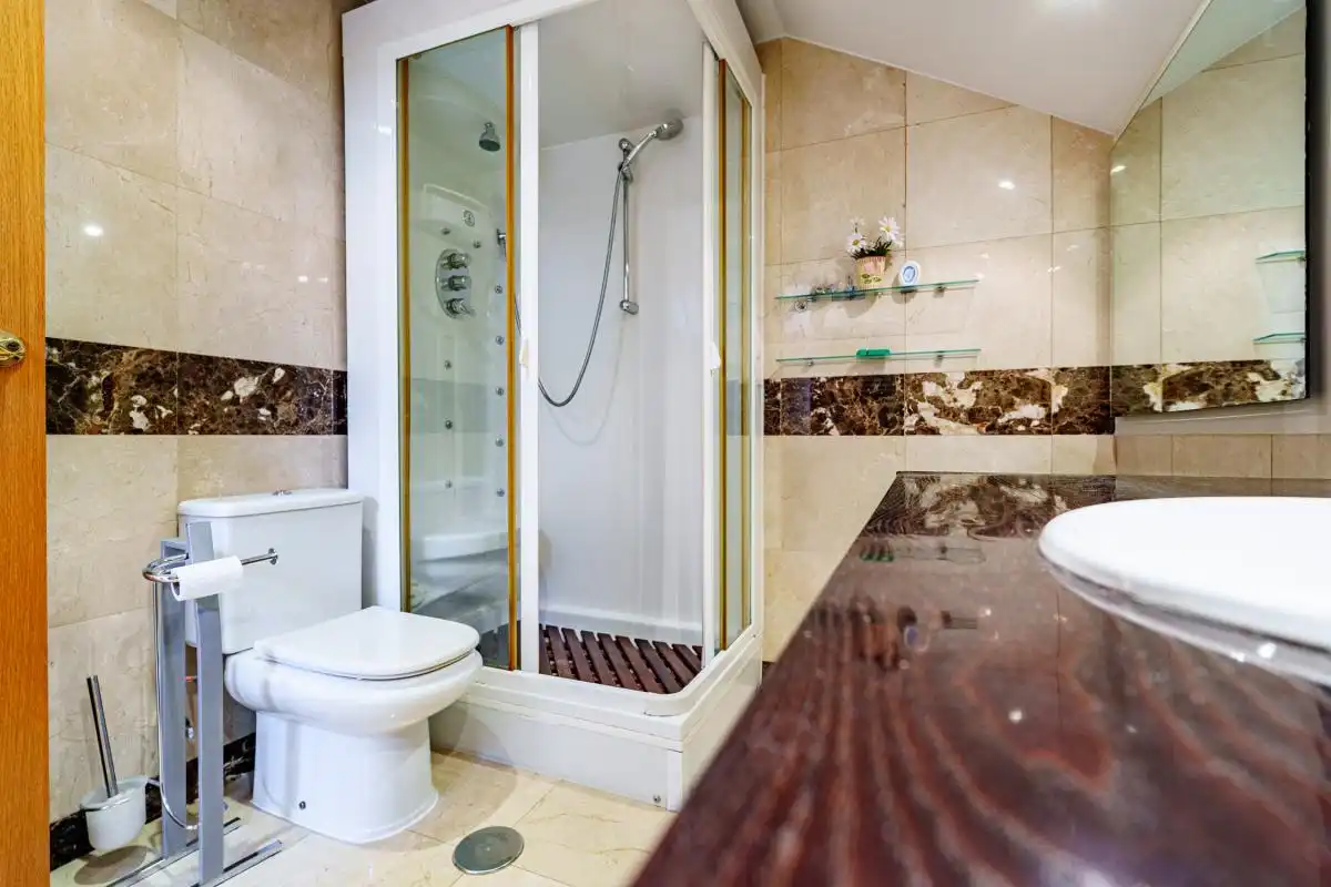 Baño de Ático en venta en Pozuelo de Alarcón con Aire acondicionado, Calefacción y Jardín privado
