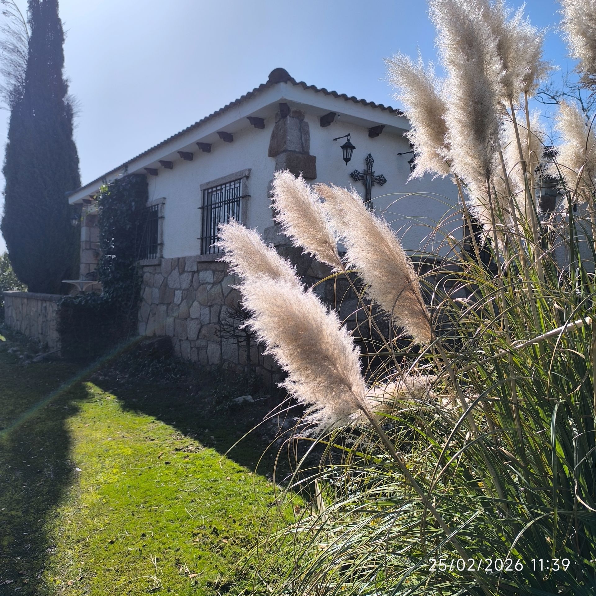 Vista exterior de Finca rústica en venda en Lozoyuela-Navas-Sieteiglesias amb Calefacció, Jardí privat i Traster